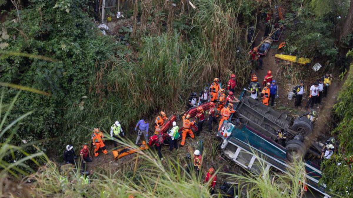 Tragedia en Guatemala: 51 muertos y 20 heridos por caída de autobús a río de aguas negras