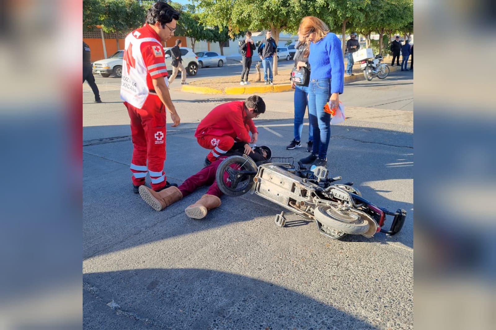 Mujer motociclista resulta lesionada al ser impactada por un vehículo, en Guasave