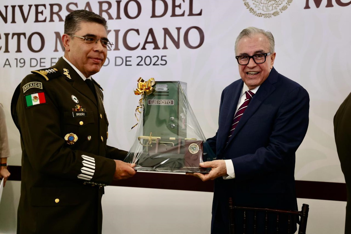 Rocha agradece apoyo en seguridad y recibe un obsequio del Ejército; te decimos qué es y qué significa
