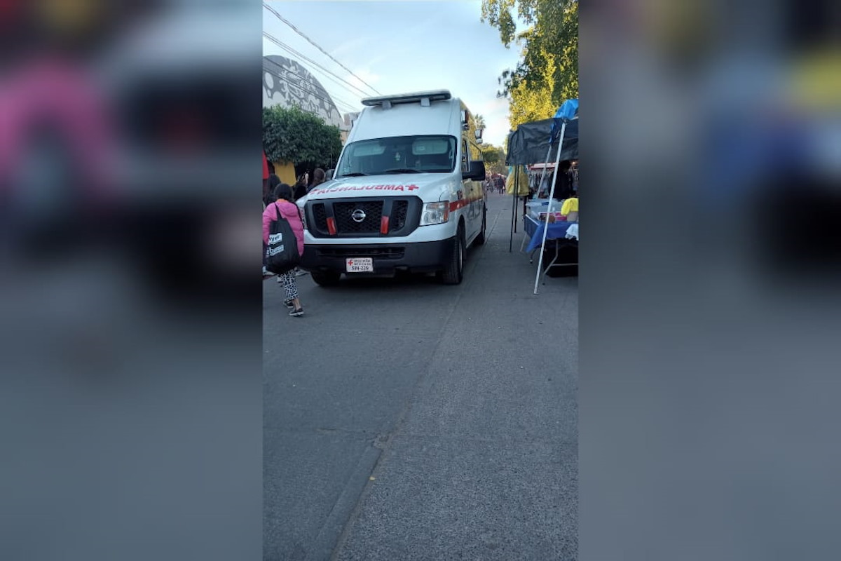 Automóvil arrolla a menor y puestos en el tianguis de la Lombardo de Culiacán