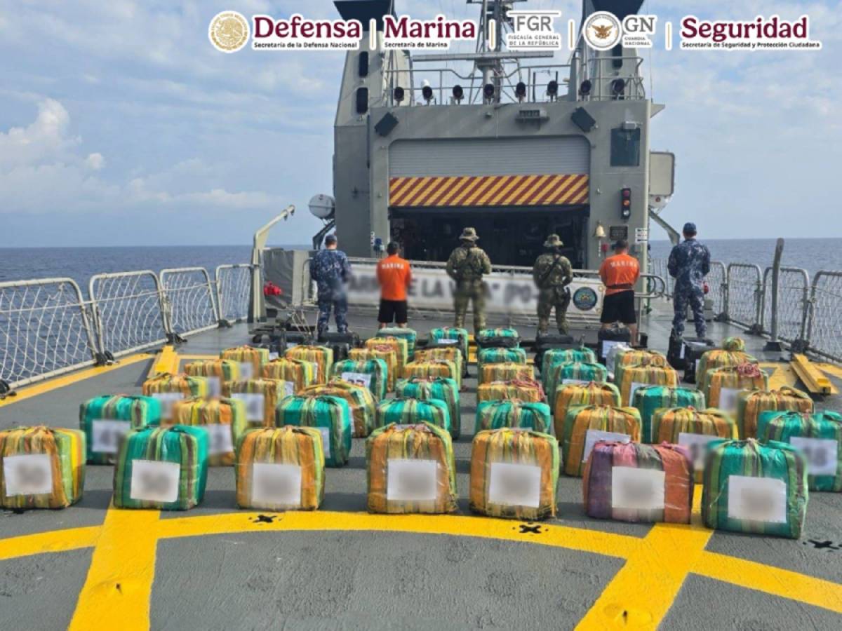 Semar asegura dos embarcaciones en Oaxaca con 55 paquetes de cocaína