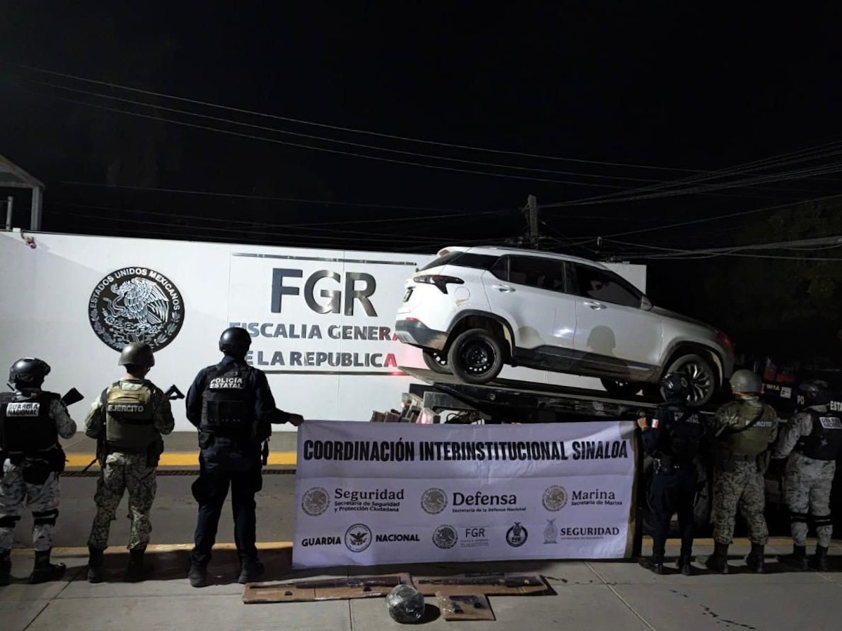 Aseguran vehículos robados, armas y equipo táctico en Culiacán