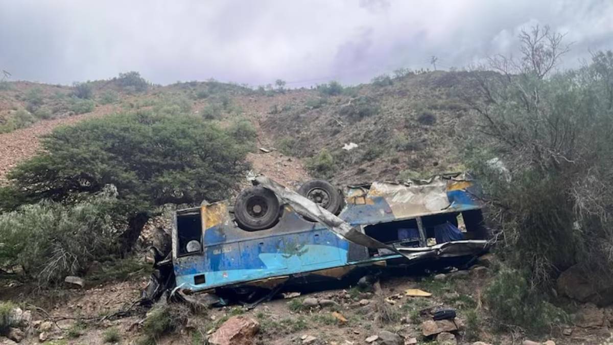 Autobús se precipita a un barranco en Bolivia; hay 31 muertos y 15 heridos