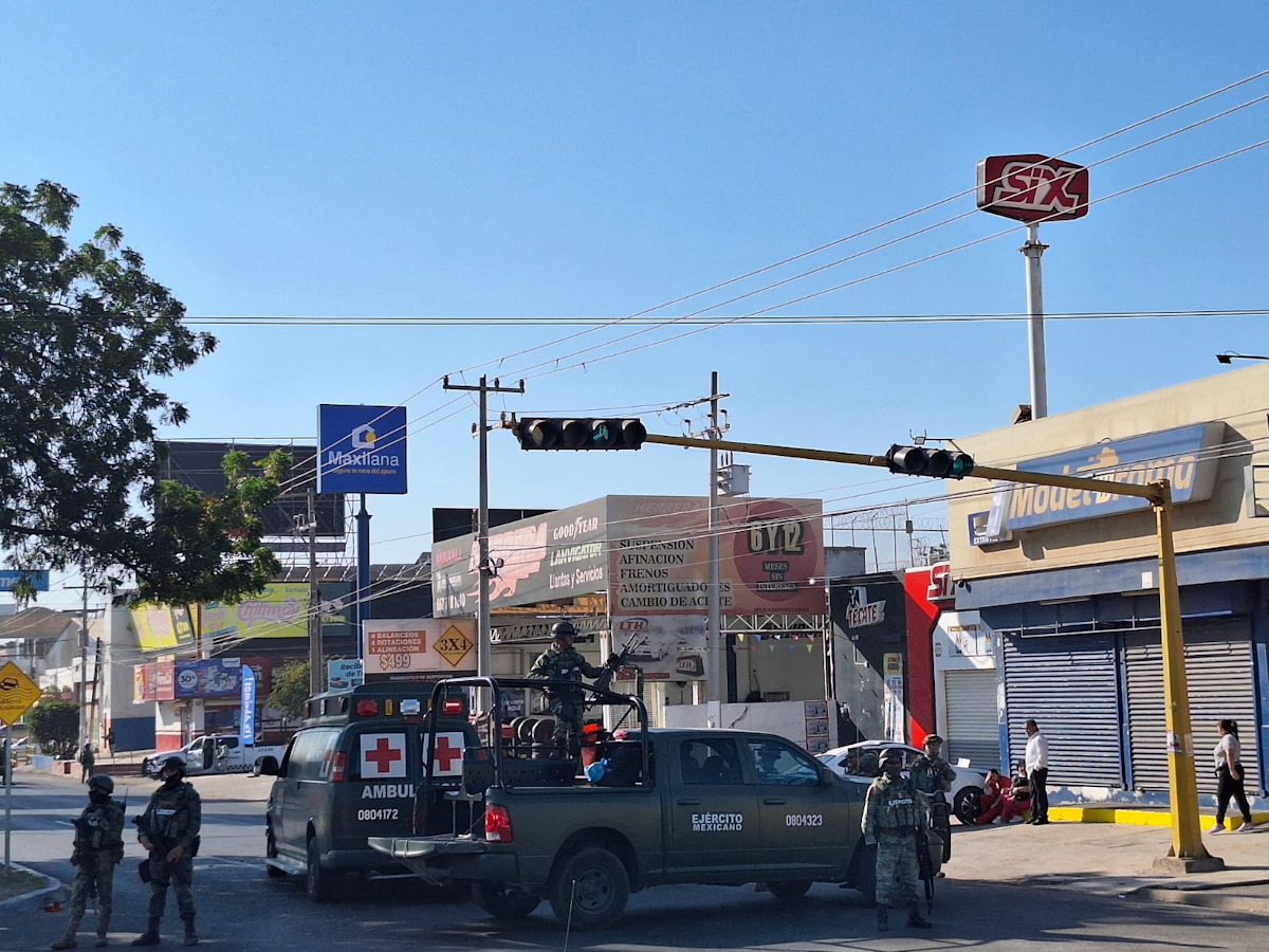 Choca ambulancia del Ejército contra automóvil en Culiacán