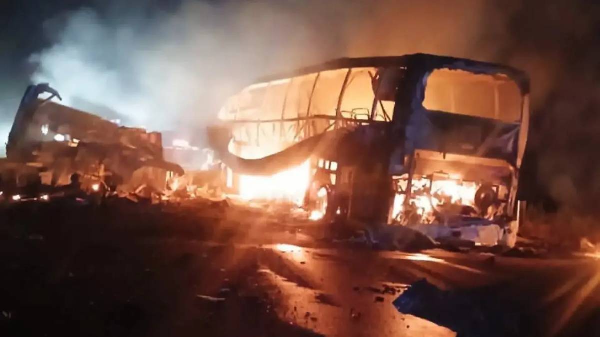Fatal choque entre autobús y tráiler deja 35 muertos en la carretera Escárcega-Villahermosa