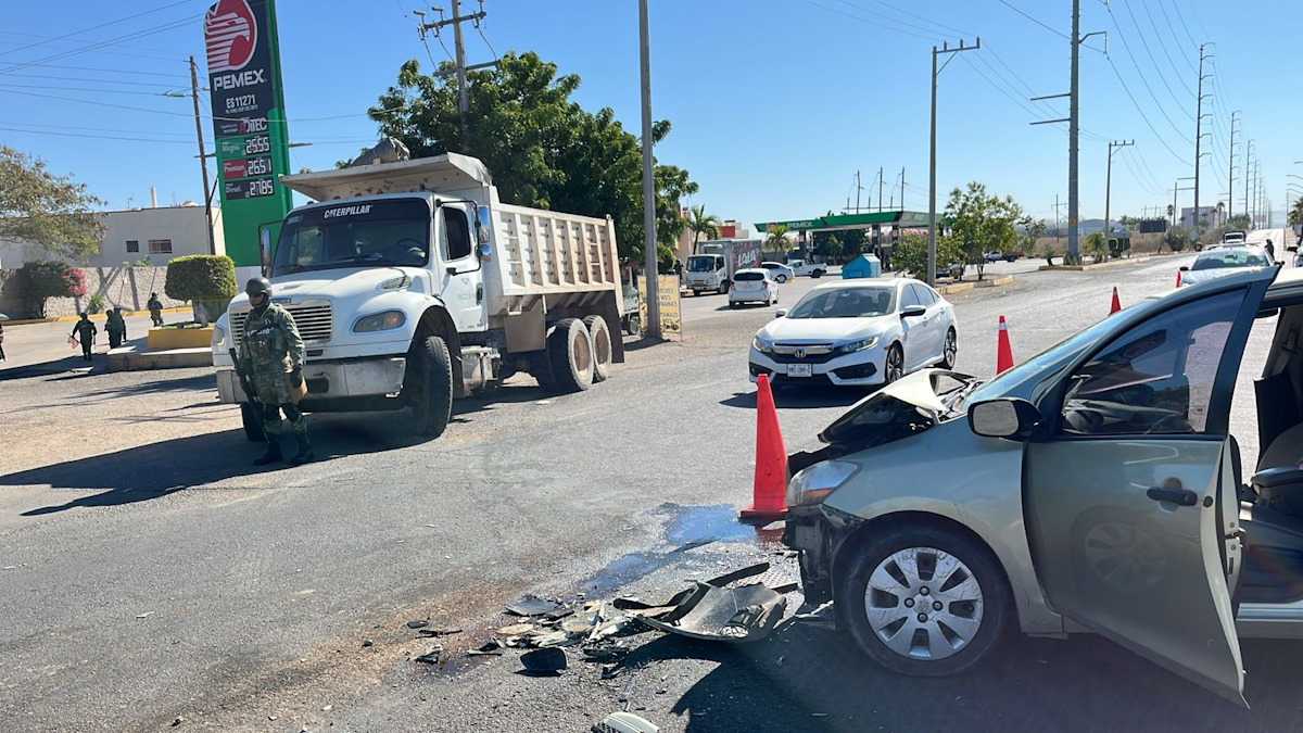 Choque entre camión de carga y automóvil al norte de Culiacán deja dos lesionados leves