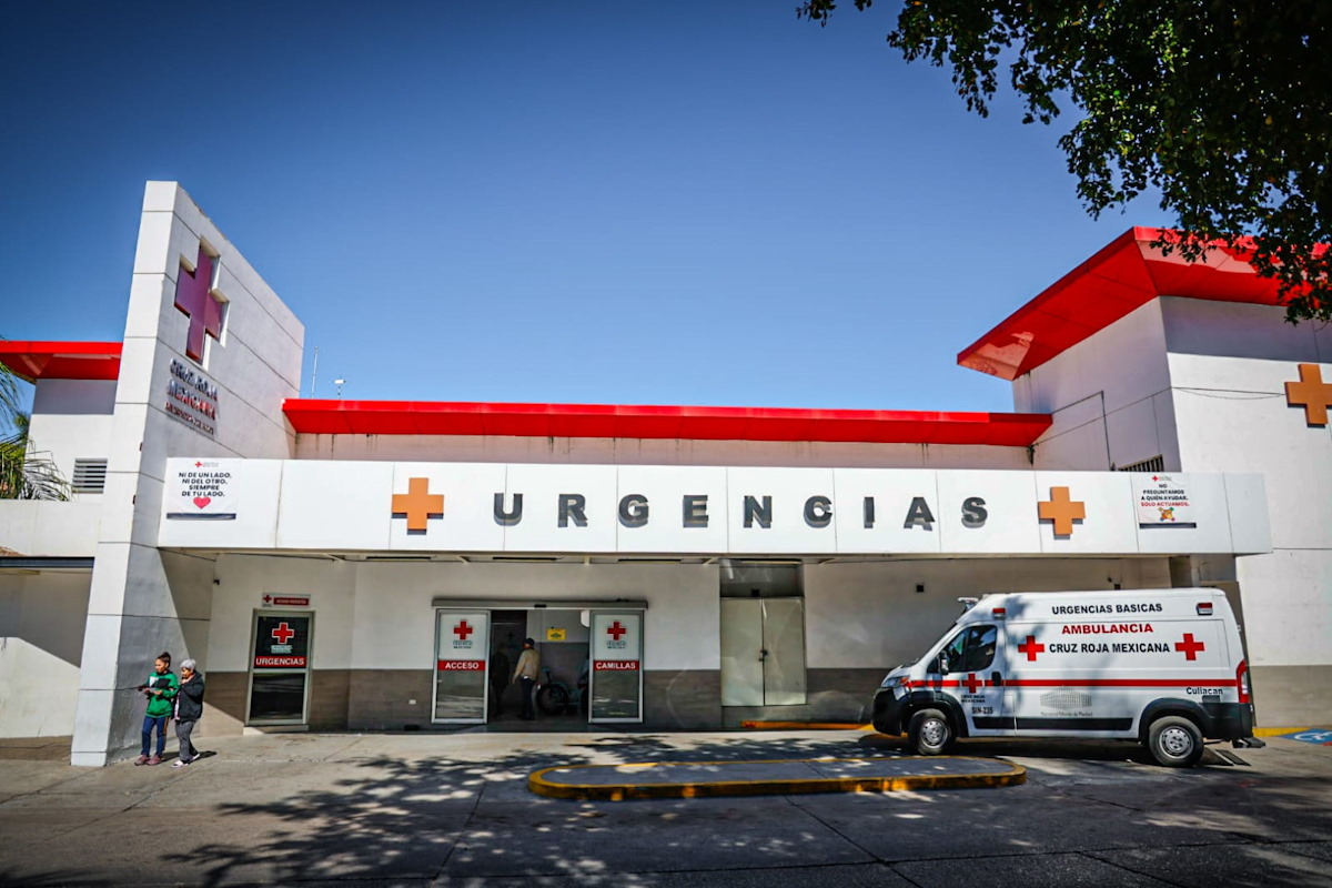 ¡La bajaron dos hombres y se fueron! Dejan a mujer baleada en base de Cruz Roja en Culiacán