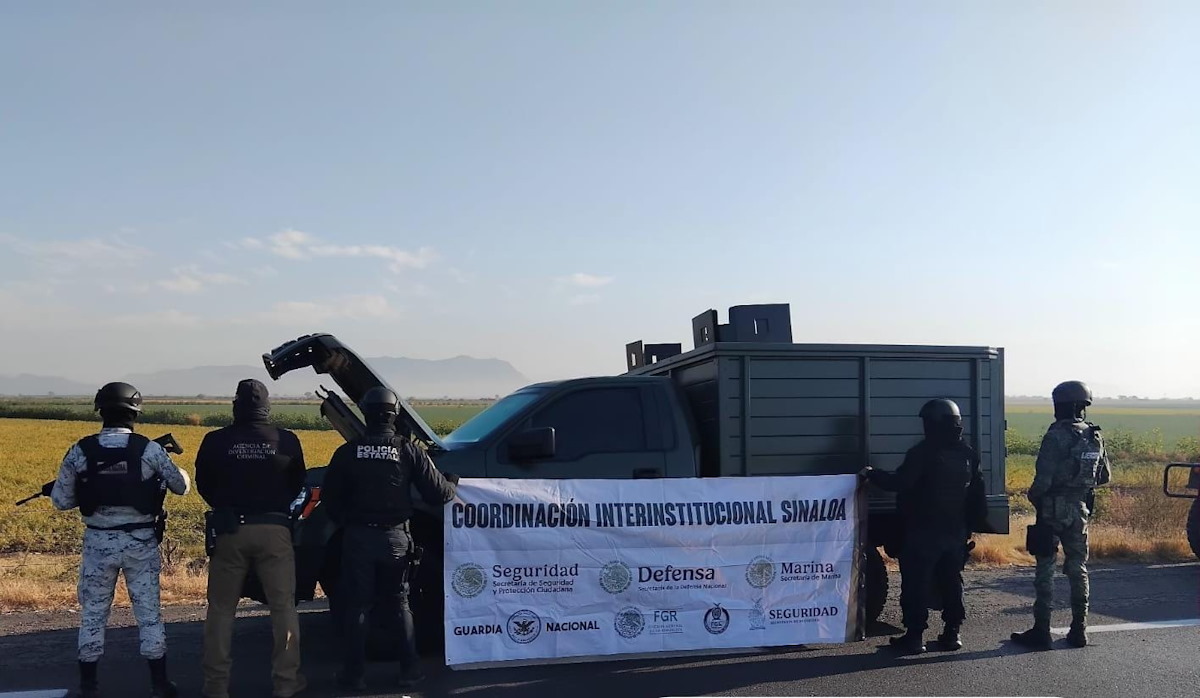 Aseguran camioneta con blindaje artesanal y aditamento para empotrar Barrett cal. 50 en Navolato