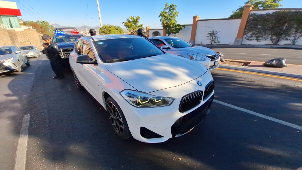 Despojan camioneta BMW a mujer en colegio, la apaga con GPS y la dejan abandonada en Montebello, Culiacán