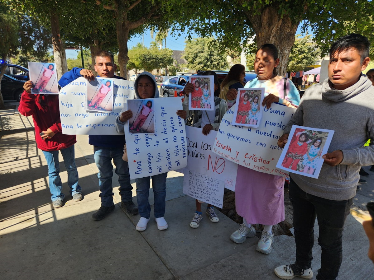 Jornaleros agrícolas padres de Ana, Janeth y Cristina se manifiestan en DIF Guasave; exigen el regreso de sus hijas