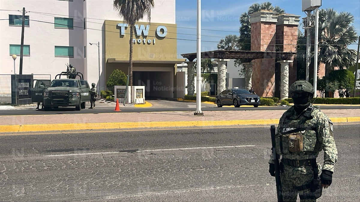 Sacan varios vehículos asegurados de motel de la salida norte de Culiacán (VIDEO)