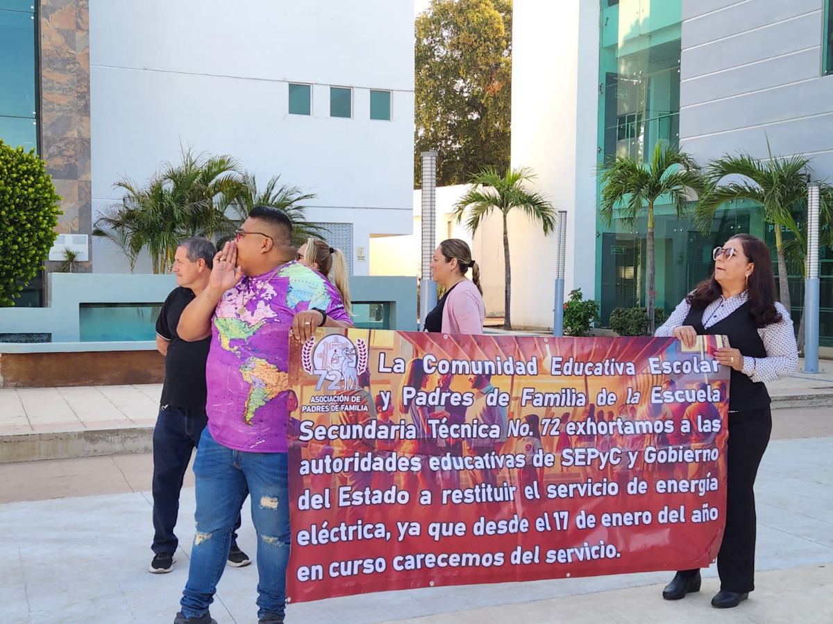 Maestros y padres de familia de las ETI 72, 85 y 50 se manifiestan en SEPyC por falta de luz