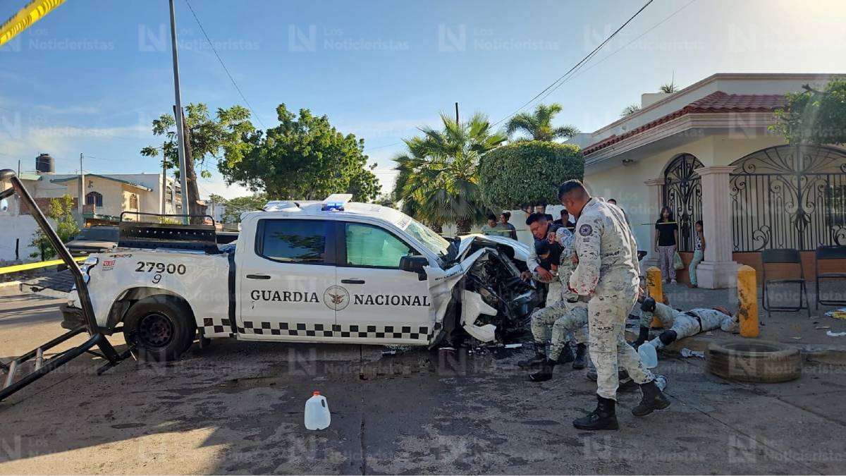 Chocan elementos de la Guardia Nacional contra una Lincoln, Navigator en Culiacán