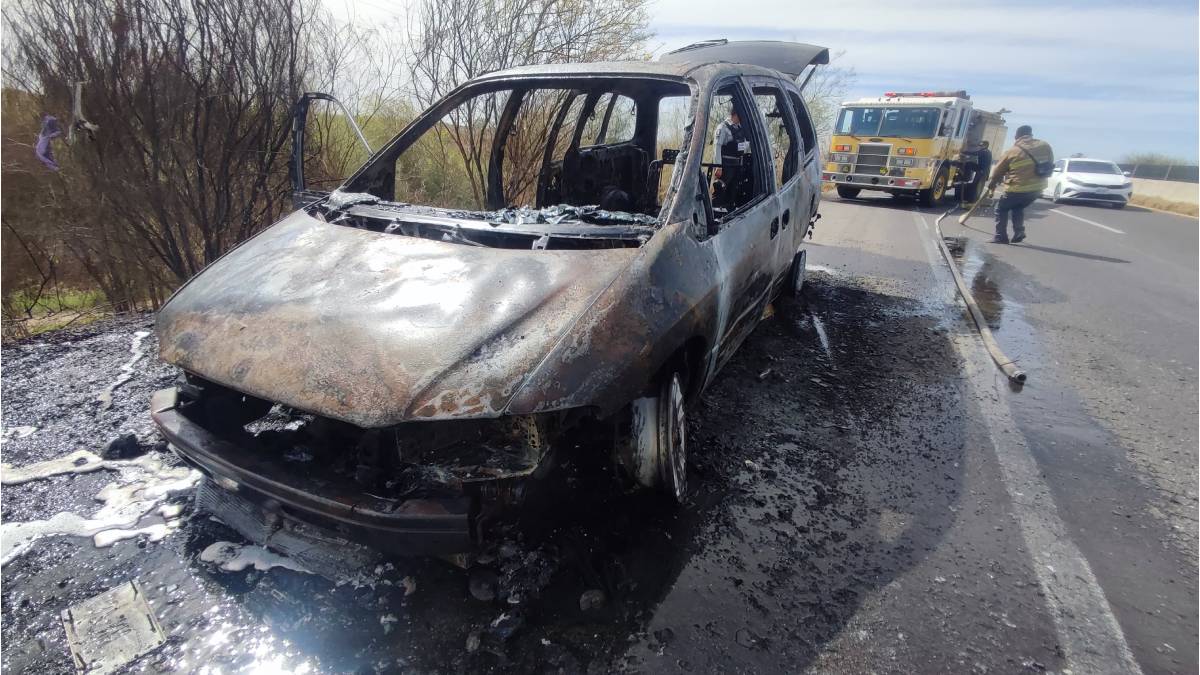 ¡Tome sus precauciones! Se incendia vehículo sobre la México 15 en el estero de Juan José Ríos
