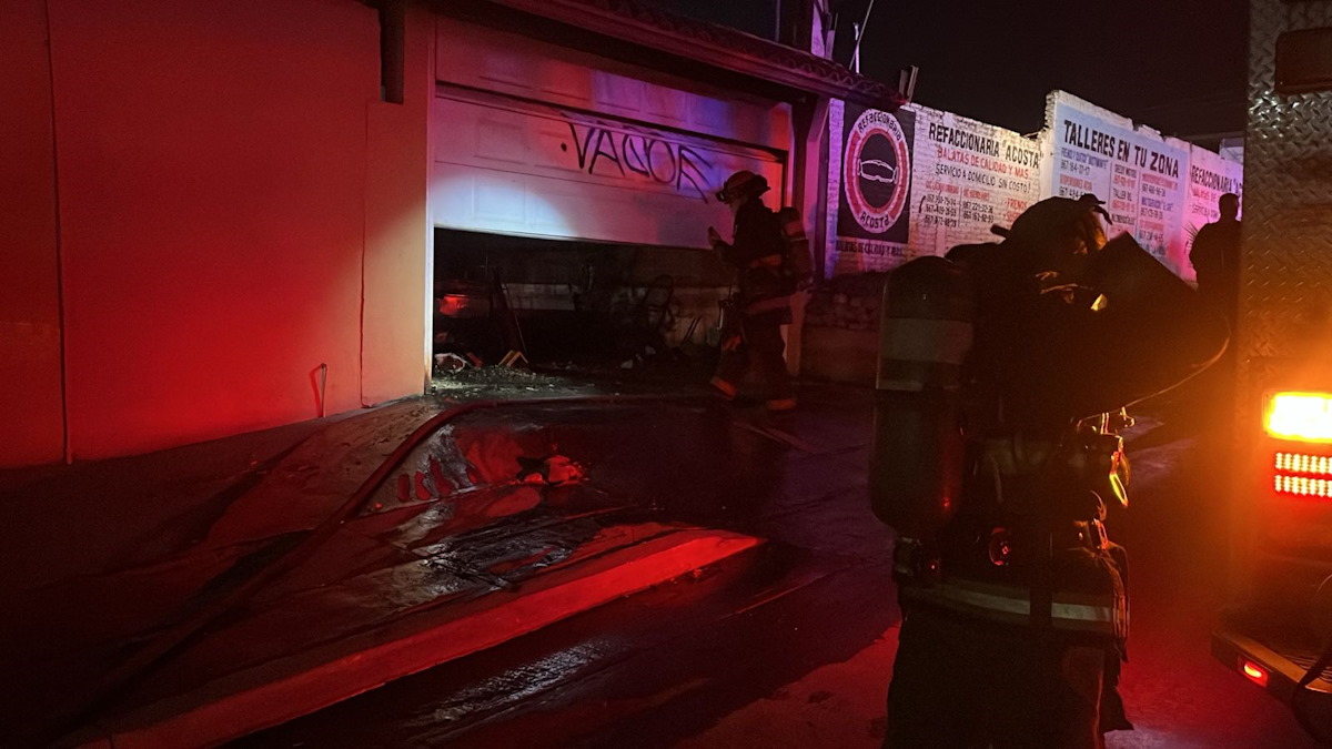 Se incendia camioneta dentro de un domicilio en la colonia Buenos Aires en Culiacán