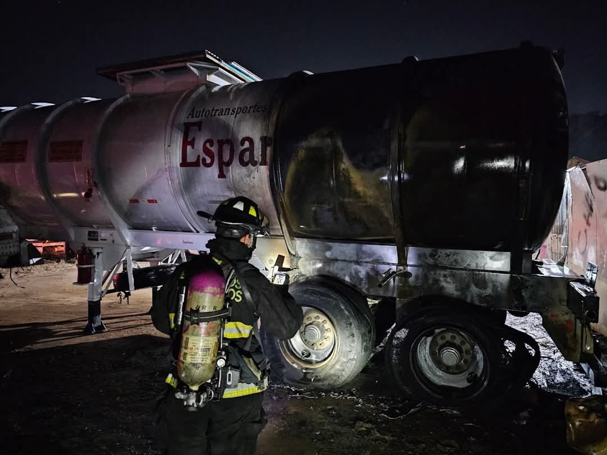 Se registra incendio en remolque cisterna de diésel en Mazatlán