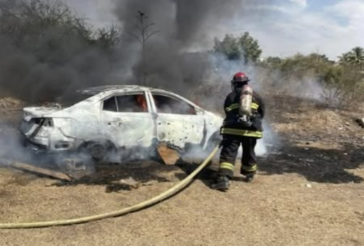 Se registra un incendio de vehículo abandonado en la colonia Nuevo Milenio en Mazatlán
