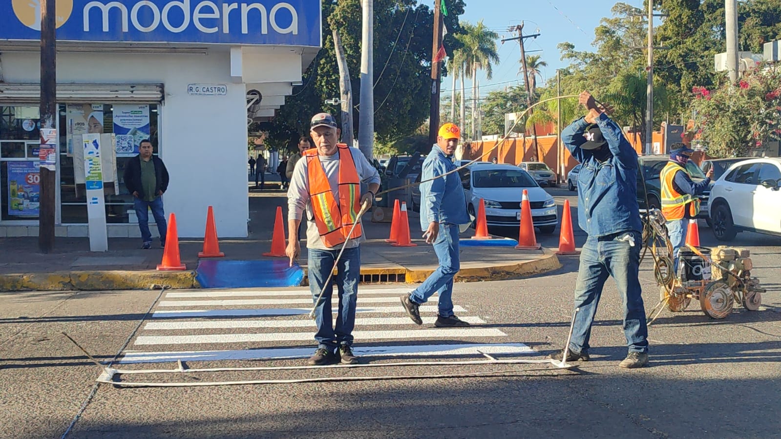 Dan mejor imagen a cruceros viales de la ciudad de Los Mochis; arrancan trabajo de limpieza y pintado