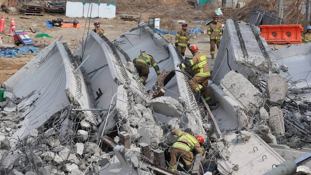 ¡Tragedia en Corea del Sur! 3 muertos y 5 heridos dejó colapso de puente en construcción