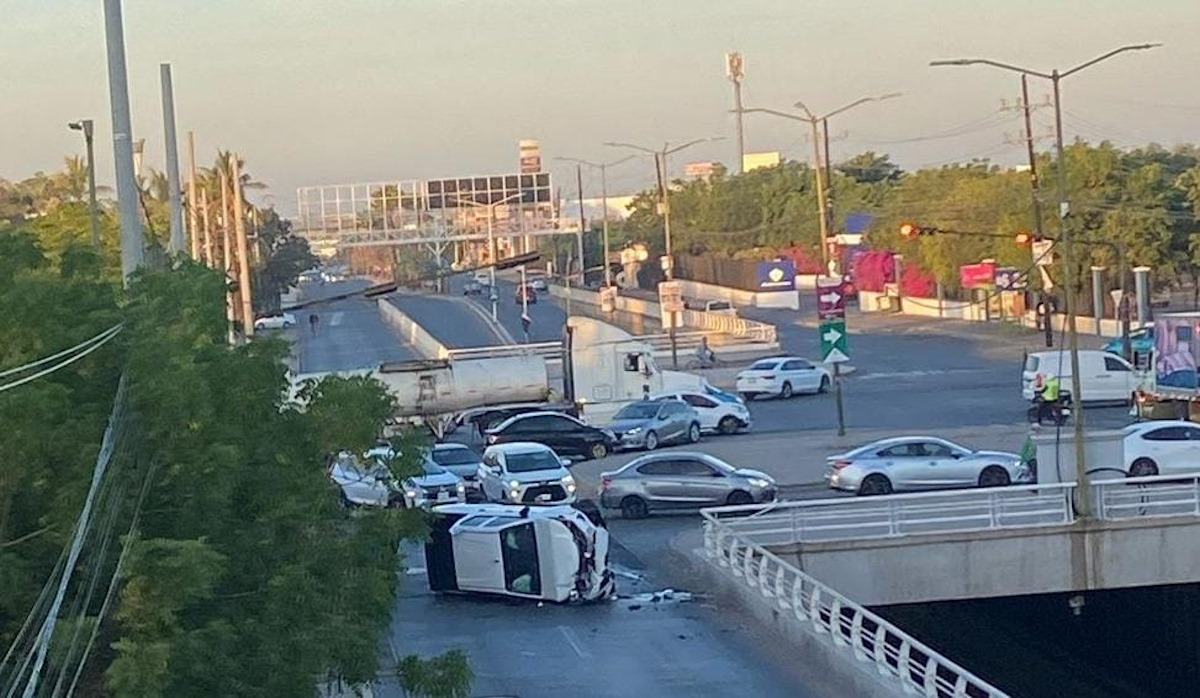 Vuelca camioneta frente a la UAdeO de Culiacán
