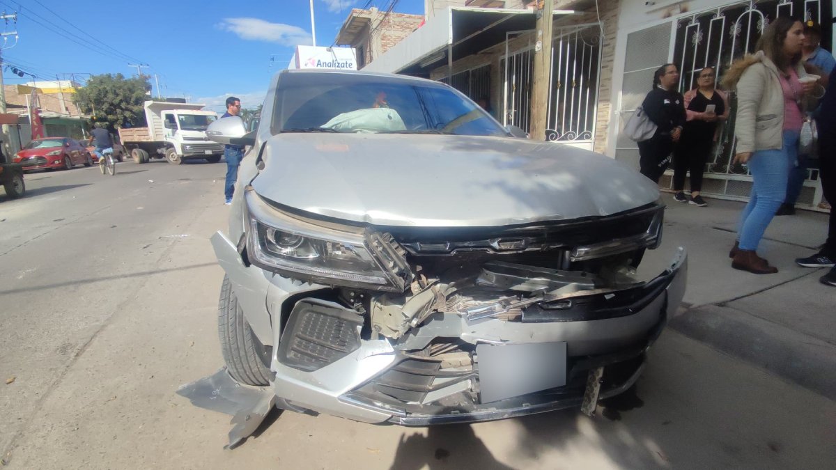 Accidente múltiple en la colonia Romanillo en Los Mochis, deja dos mujeres lesionadas