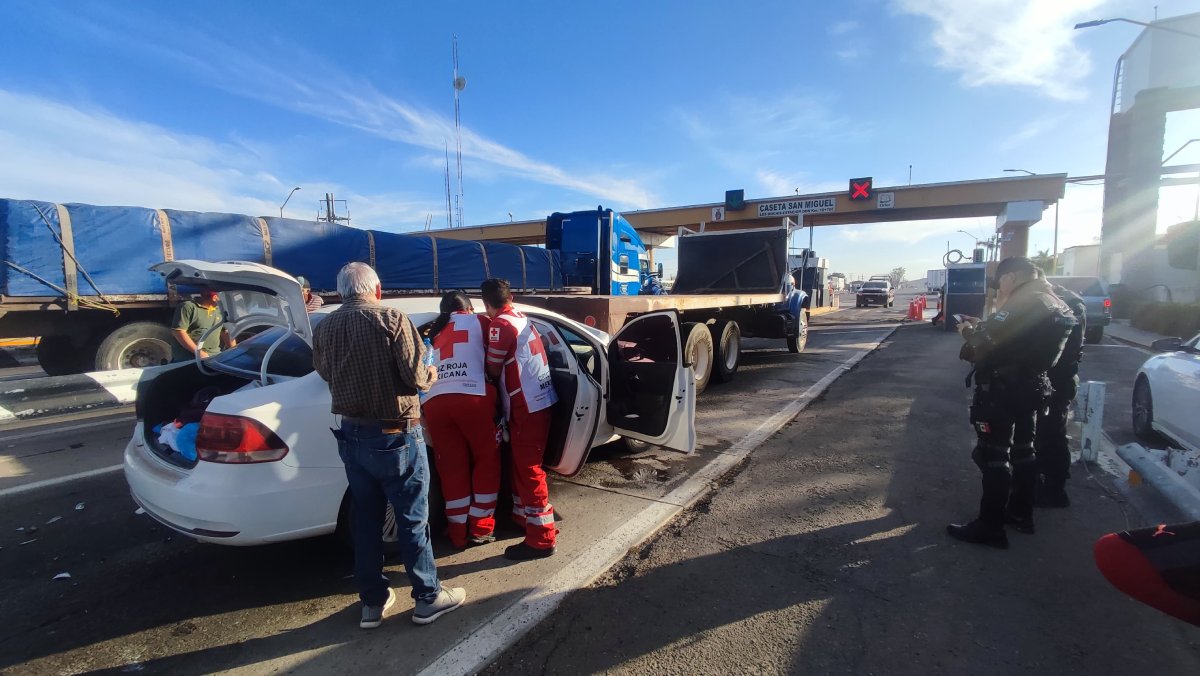 Choque por alcance en la caseta de San Miguel Zapotitlán, Ahome, deja tres personas lesionadas
