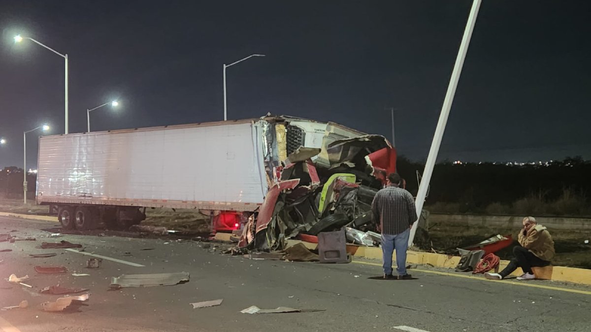 Aparatoso choque entre dos tráileres sobre La Costerita en Culiacán, deja solo daños materiales
