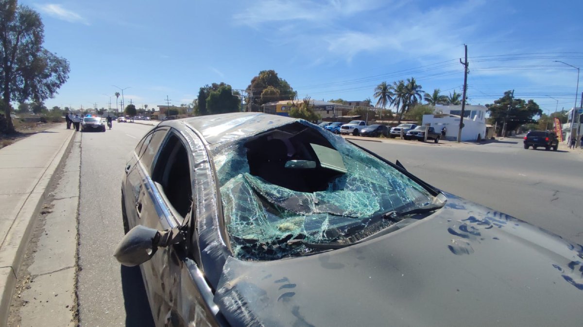 Mujer resulta lesionada tras volcarse en la avenida Independencia al poniente de la ciudad de Los Mochis