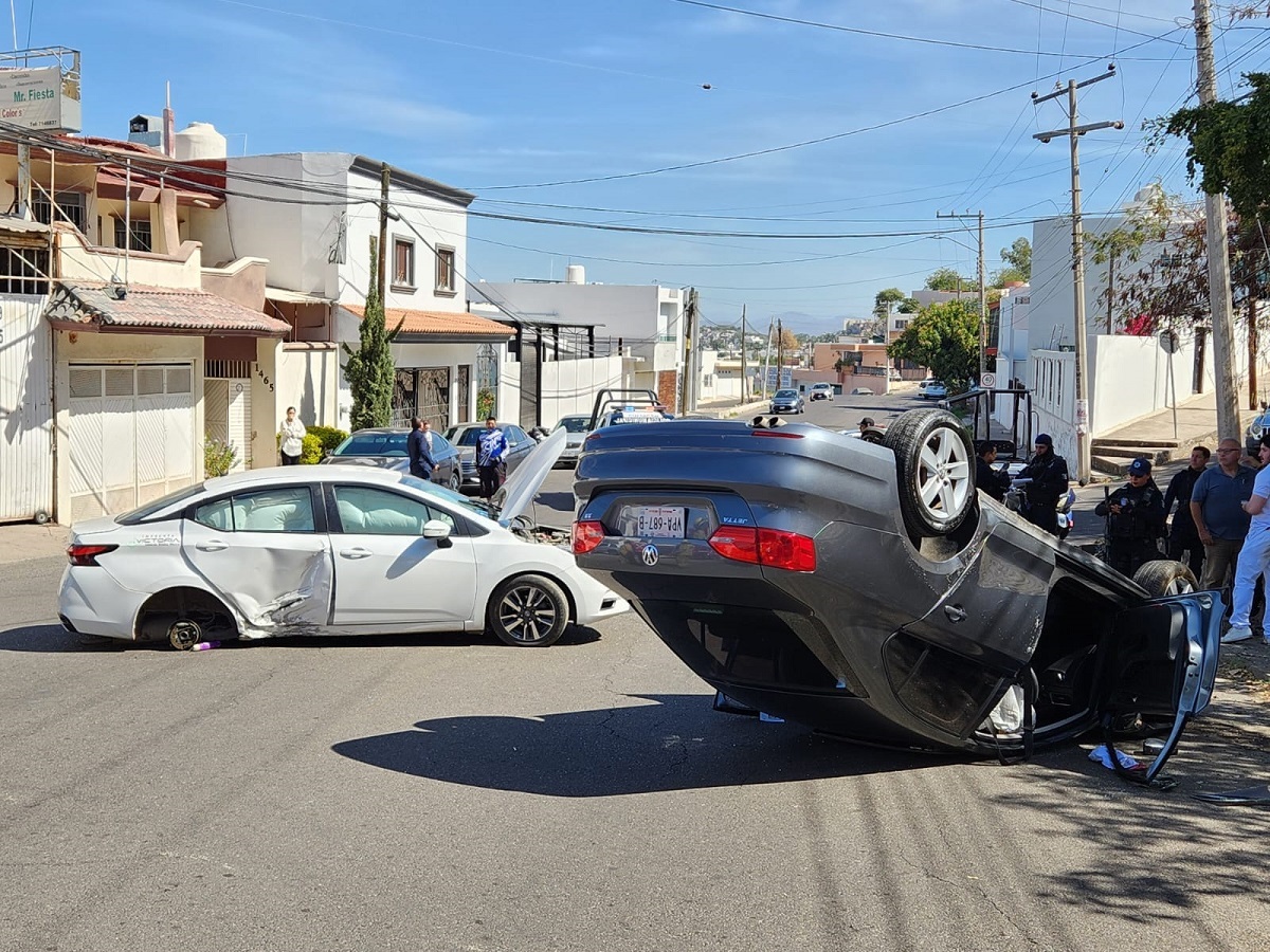 Chocan dos vehículos en la colonia Nuevo Culiacán; uno termina volcado y deja tres lesionados