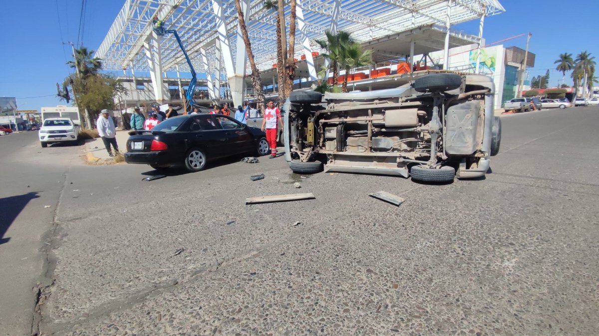 Volcadura en centro de Los Mochis deja a tres personas lesionadas, entre ellas una menor