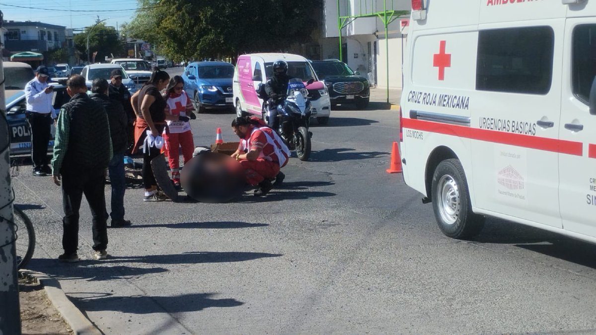 Motociclista se impacta contra una vagoneta en el sector El Parque en Los Mochis
