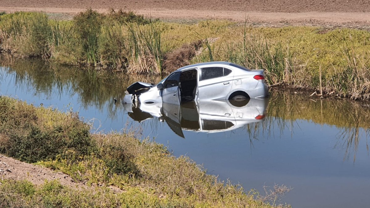 Conductora logra salir ilesa al caer con su unidad a un canal de Guasave