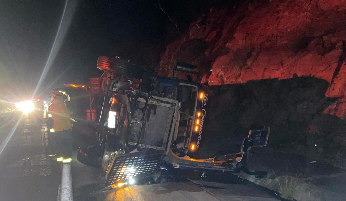 ¡Llevaba papayas! Choque entre camioneta y tráiler detiene el paso en la Tepic-Mazatlán