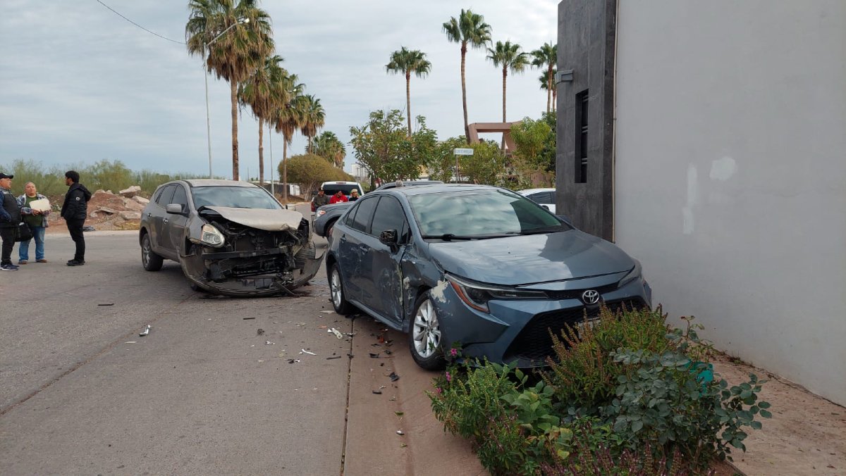Aparatoso accidente en el fraccionamiento Versalles en Los Mochis, deja a dos persona lesionadas