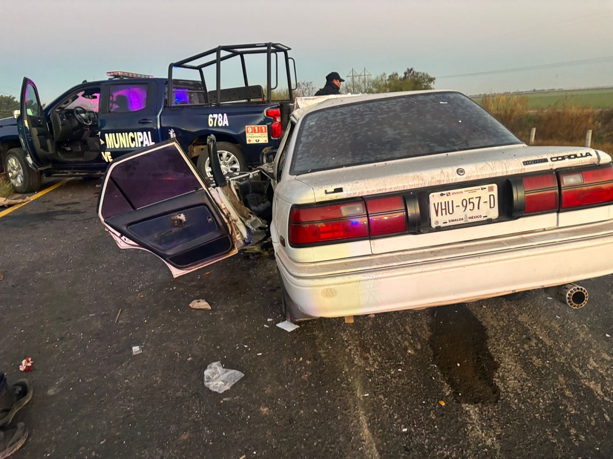 Conductor de un vehículo se impactó contra patrulla de la Policía Municipal de Guasave y terminó lesionado