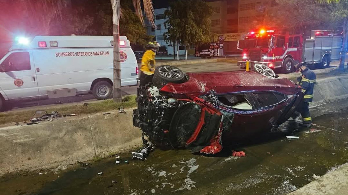 Vehículo cae a canal y vuelca en la avenida de la Marina en Mazatlán