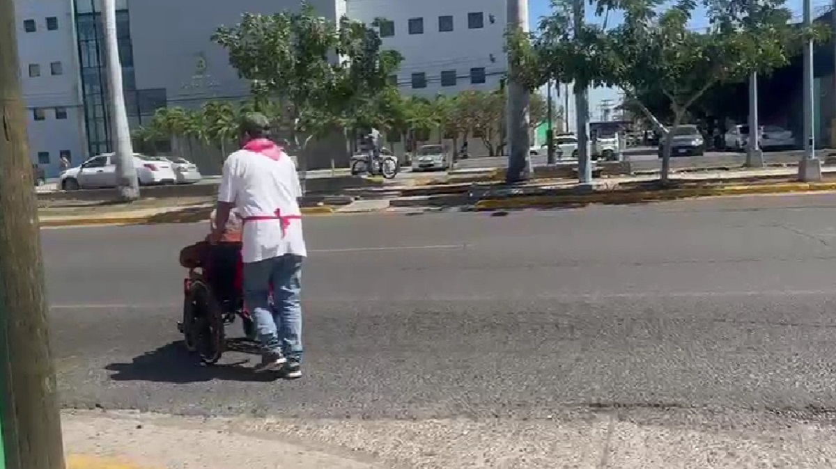 ¡También lo bueno cuenta! Vendedor auxilia a adulta mayor a cruzar avenida en Mazatlán