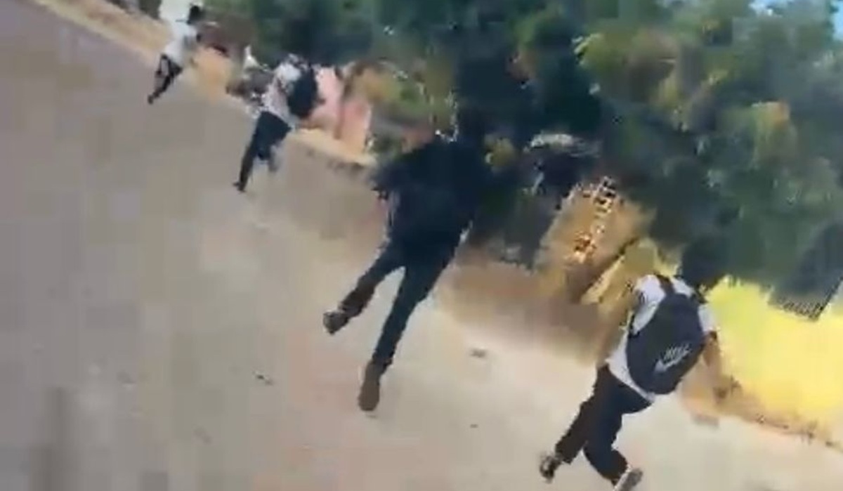 “¡Métanse!”: En pleno enfrentamiento en Culiacán, alumnos de prepa salen corriendo para huir de las balas