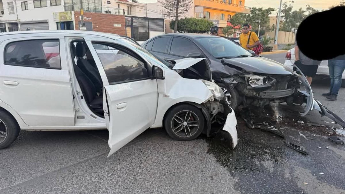 Aparatoso choque deja vialidad obstruida en la avenida de La Marina, en Mazatlán