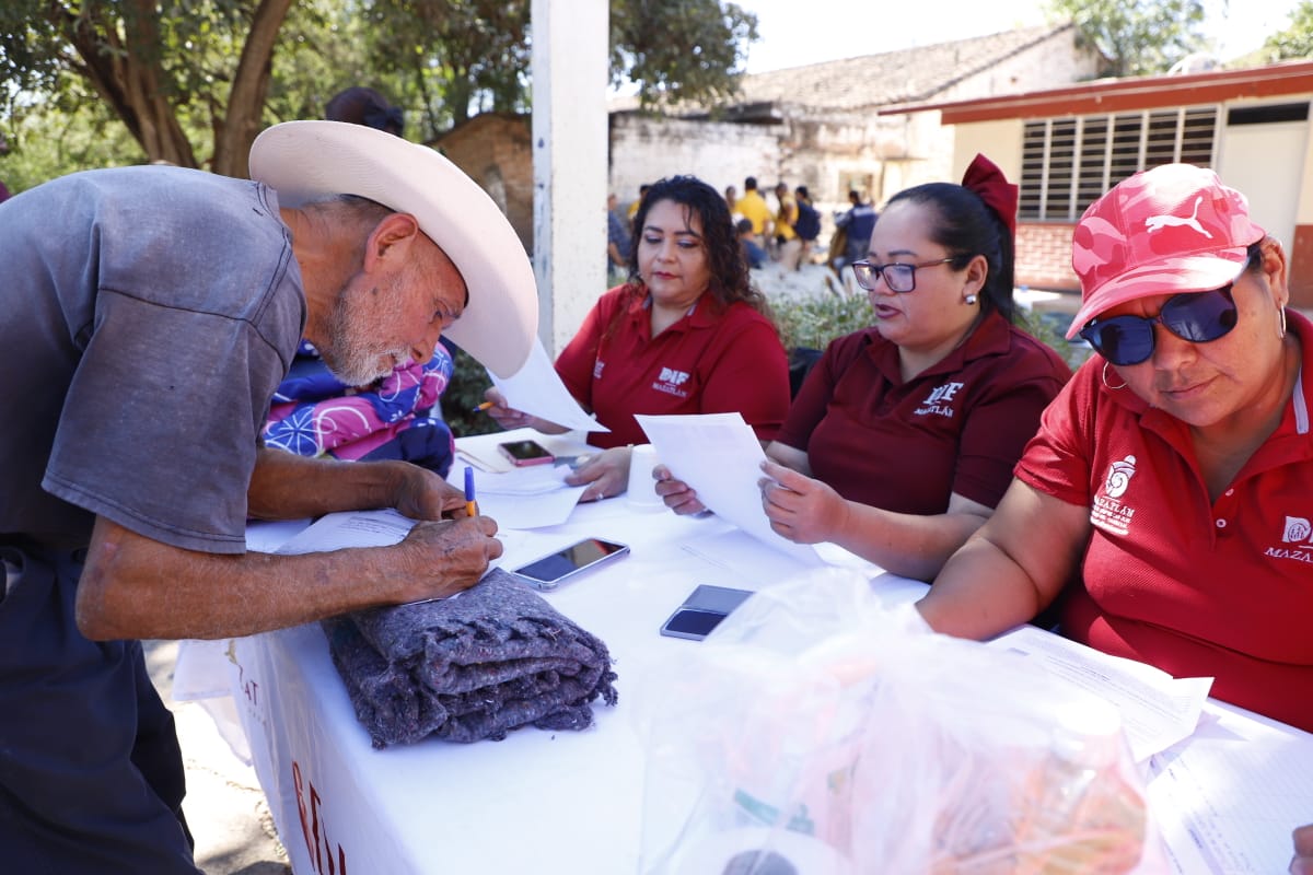 Hasta Chicuras, llegan los apoyos del DIF Mazatlán en medio de jornada extraordinaria de atención médica