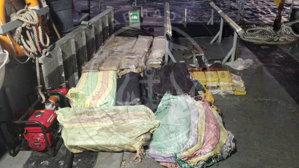 Armada de Ecuador decomisa dos toneladas de cocaína en buque con destino a México
