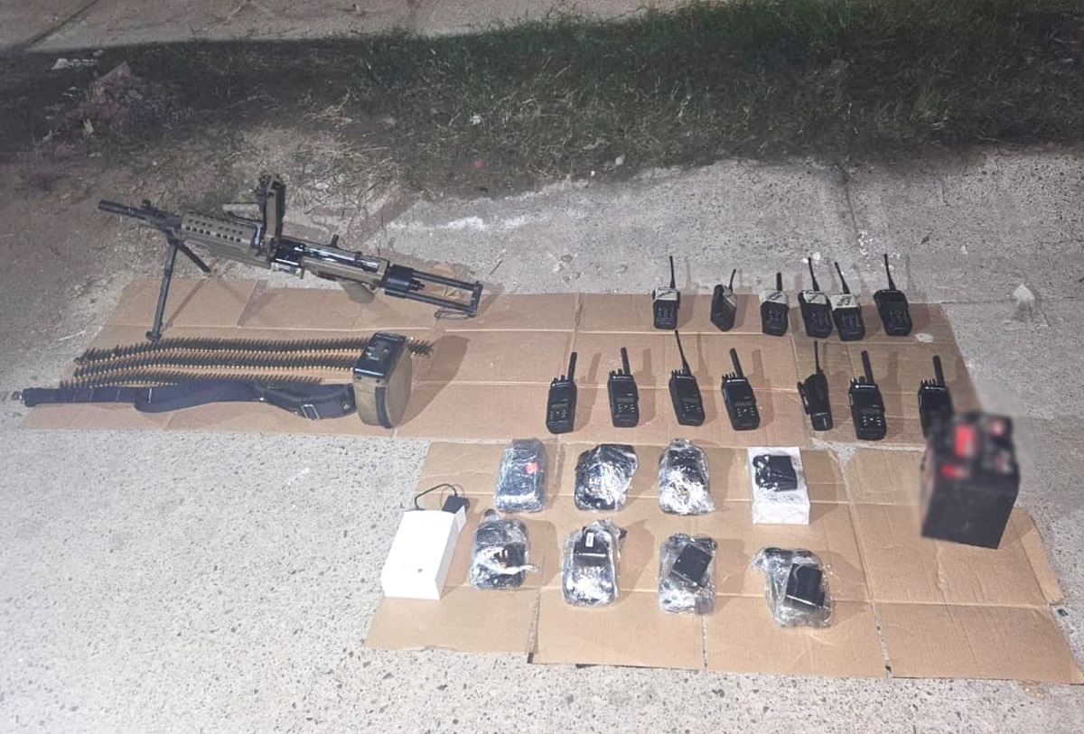 Marina da golpe en Mazatlán y asegura armas, cargadores y equipo táctico en Villas del Sol