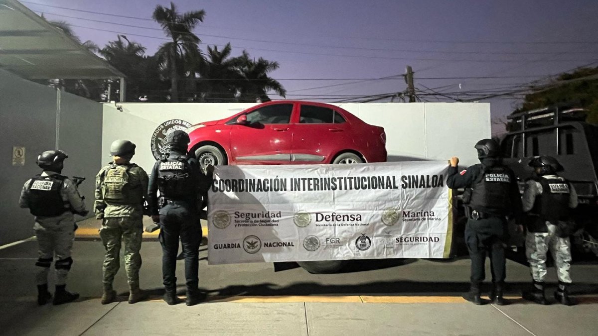 Aseguran auto con cargadores, cartuchos, droga y equipo táctico en Culiacán