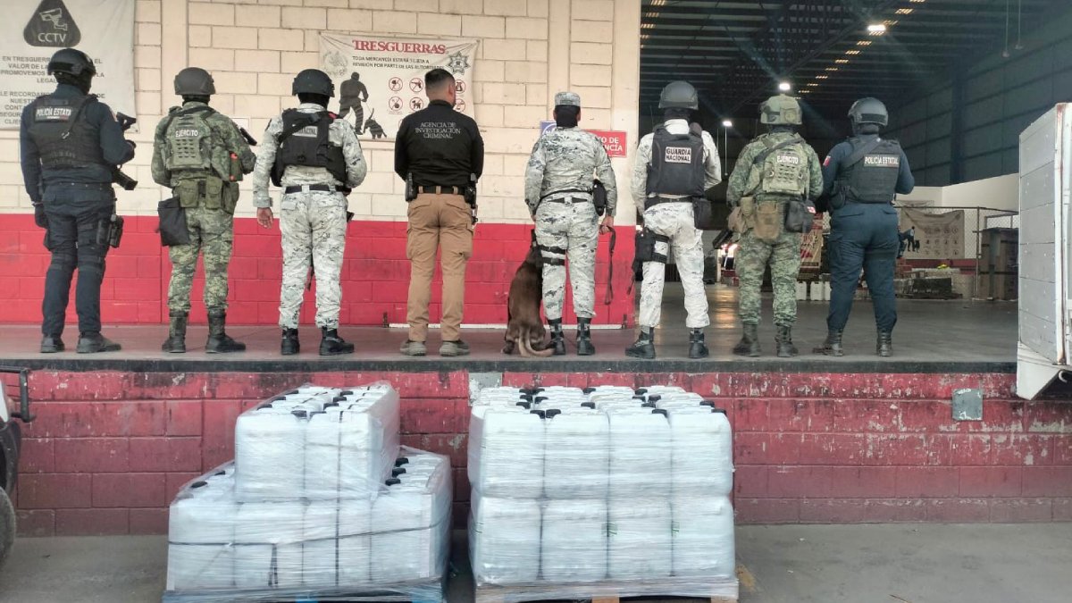 Aseguran bidones con aparente metanfetamina, goma de opio y cocaína en Culiacán