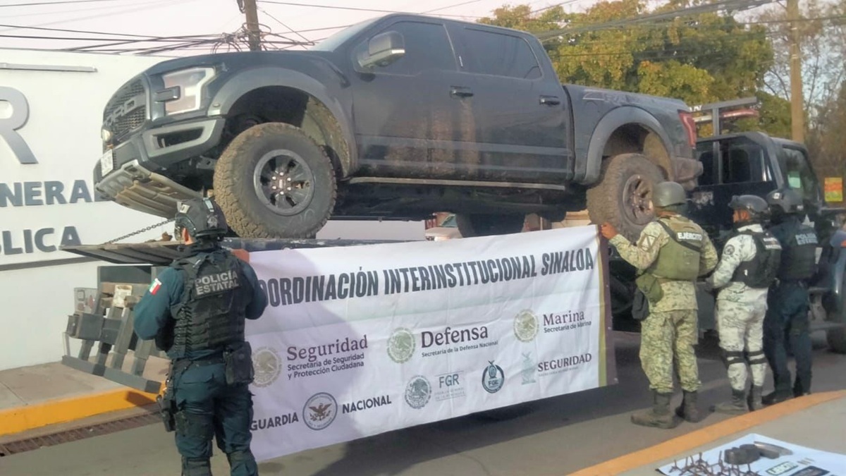 Aseguran una Ford Raptor con cargadores para armas y ponchallantas, en Culiacán