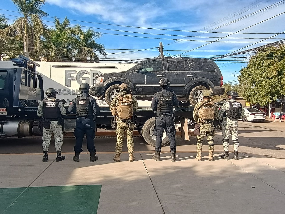 ¡Dos eran blindados! Aseguran cuatro vehículos, armas y droga en Quilá, Culiacán