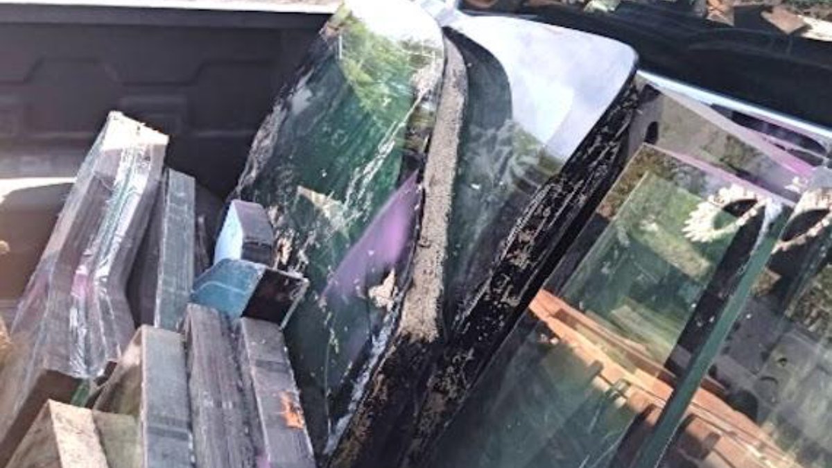 En cateo, aseguran inmueble con 9 vehículos, 33 piezas blindadas y droga, en Culiacán