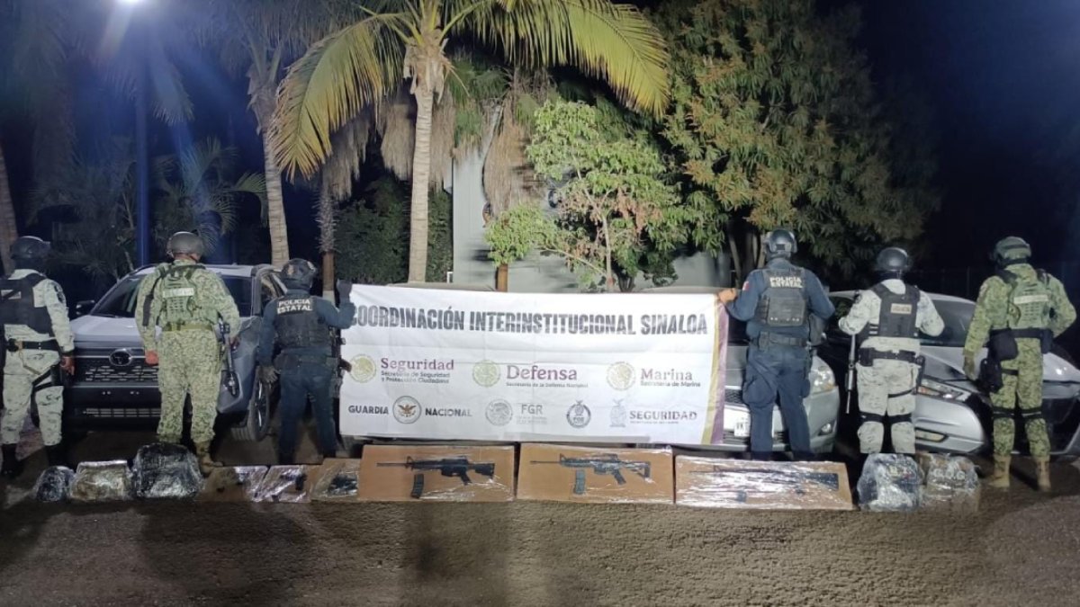 En la colonia Burócrata de Culiacán, autoridades aseguran unidades con reporte de robo, armas y equipo táctico