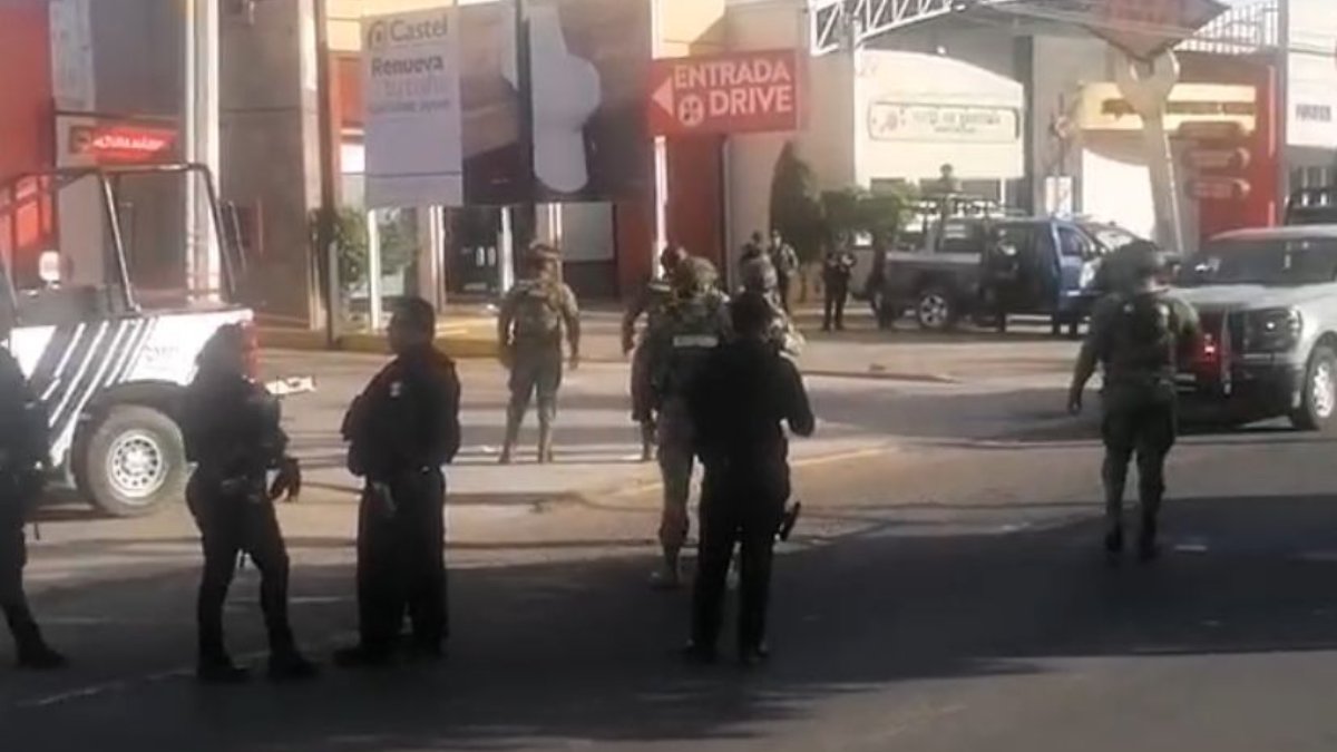 Asesinan a un hombre mientras esperaba su café en Mazatlán; esposa e hija resultan heridas