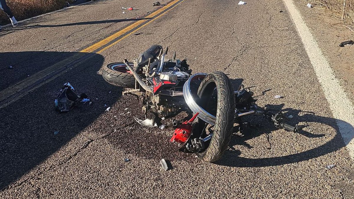Choque de motocicleta contra autobús en Mazatlán; hay un muerto y un herido